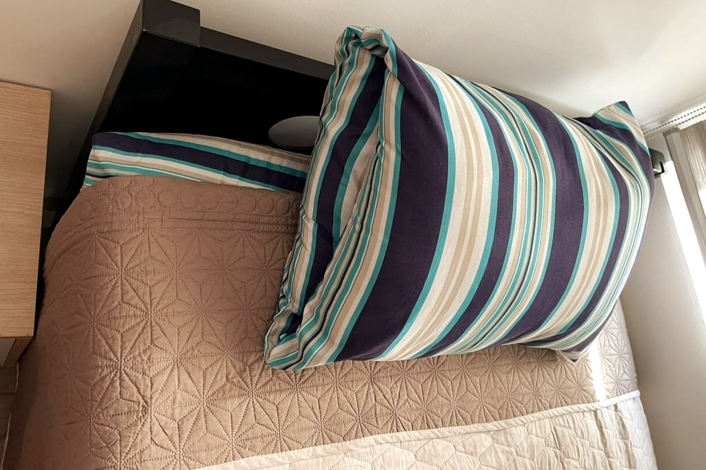 Comfortabele dubbele katoenen kussens in elk bed.