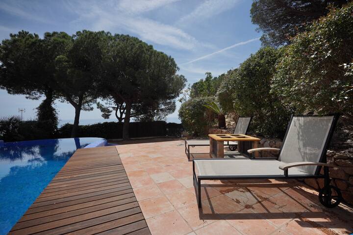 Villa de lujo de 4 dormitorios, piscina y barbacoa gallery image 3