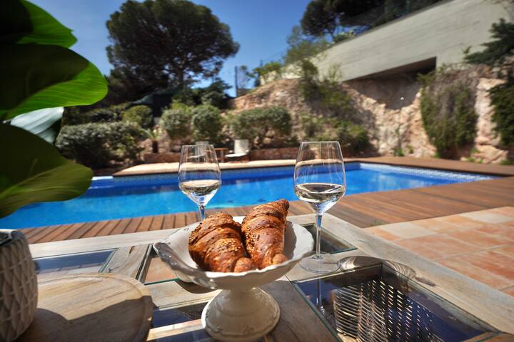 Villa de lujo de 4 dormitorios, piscina y barbacoa gallery image 4