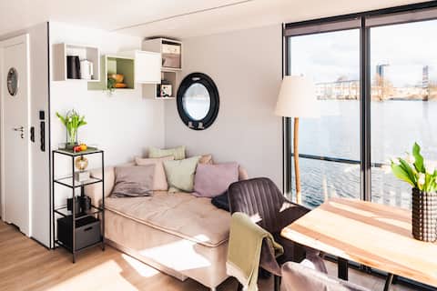 Beliebte Airbnb-Anzeige: Luxury houseboat with many extras included in Mirow
