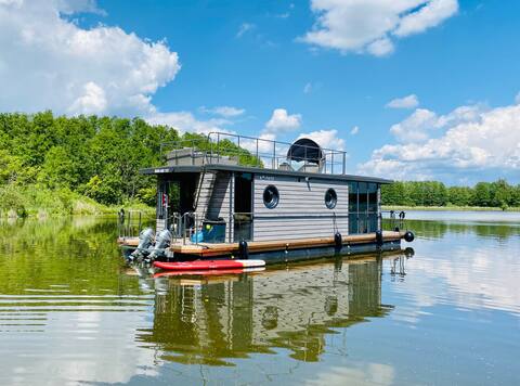Luxury houseboat with lots of extras included