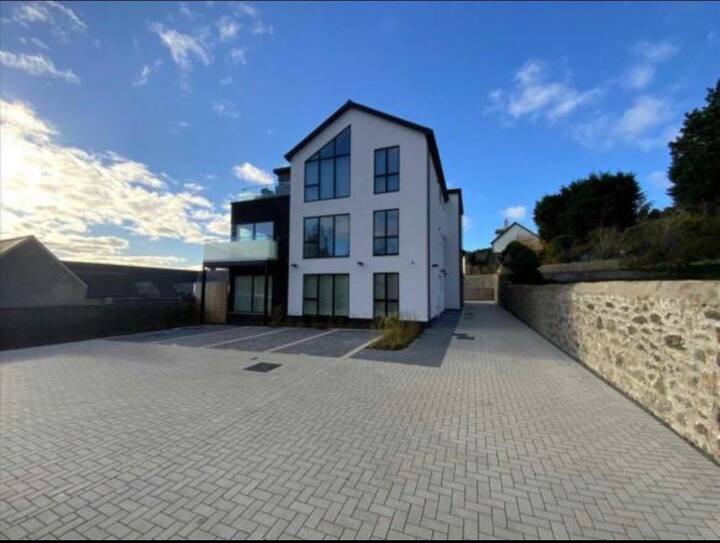 Modern 2 bedroom flat with parking in Menai Bridge Condominiums for