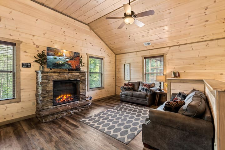 Spring Special, Cozy Cabin, Near Island, Hot-tub! - Pigeon Forge, TN