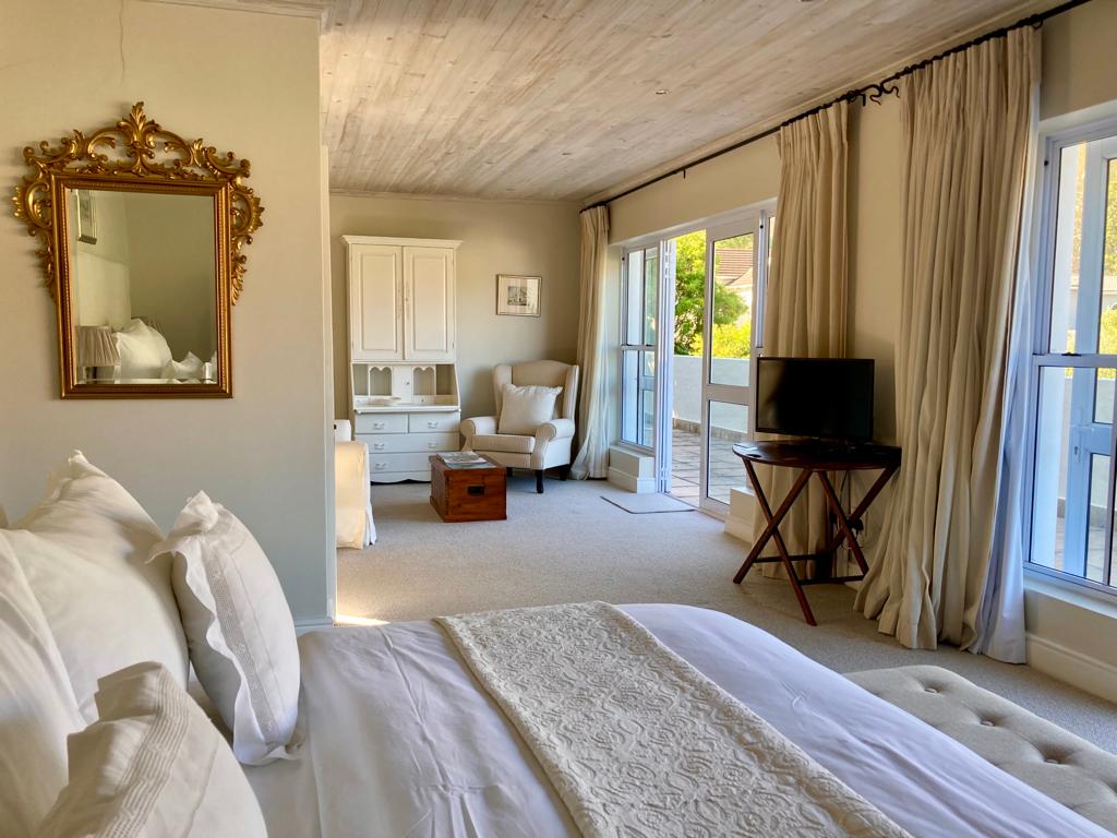 主卧套房配有独立起居室和全频道电视。玻璃门通往阳台，可欣赏壮丽的山景。 可欣赏美景的房间。宽敞奢华。为房客带来真正的宠物。