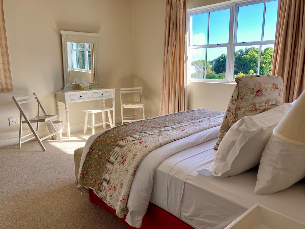 第五间套房卧室、浴缸和淋浴间标准双人床、步入式橱柜。古老世界的魅力