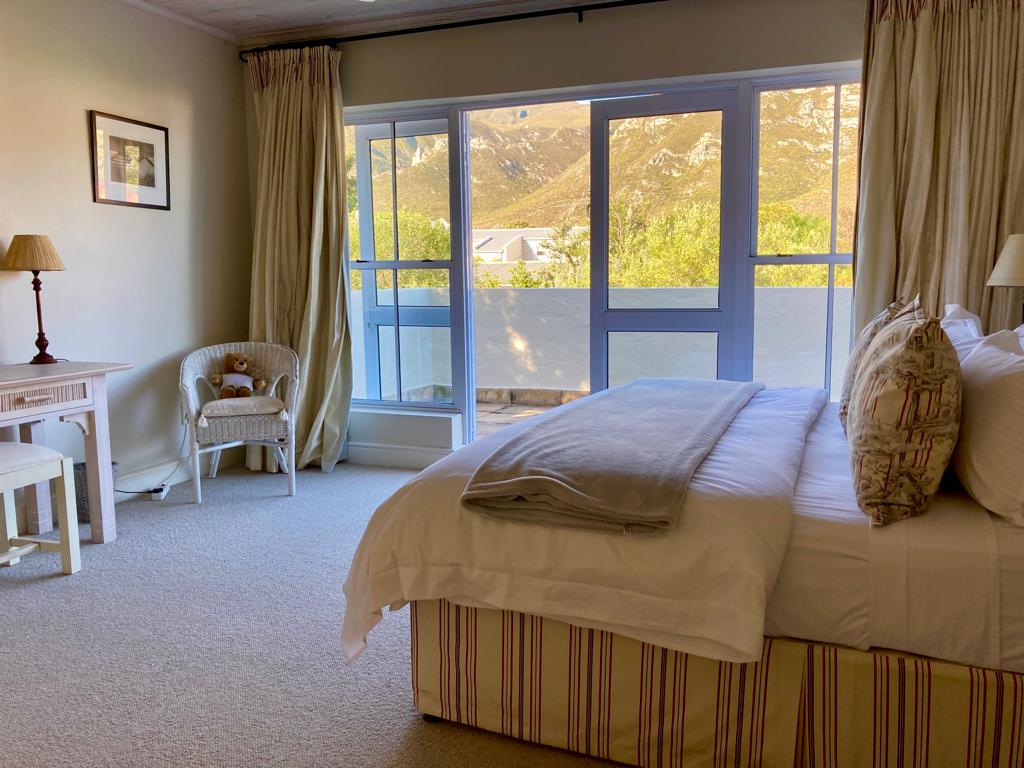 享受同样宽敞奢华的第二间卧室，配有套内卫生间和淋浴间。通往阳台的玻璃门可让您在舒适的加大双人床上欣赏迷人的山景。轻盈、阳光明媚、舒适