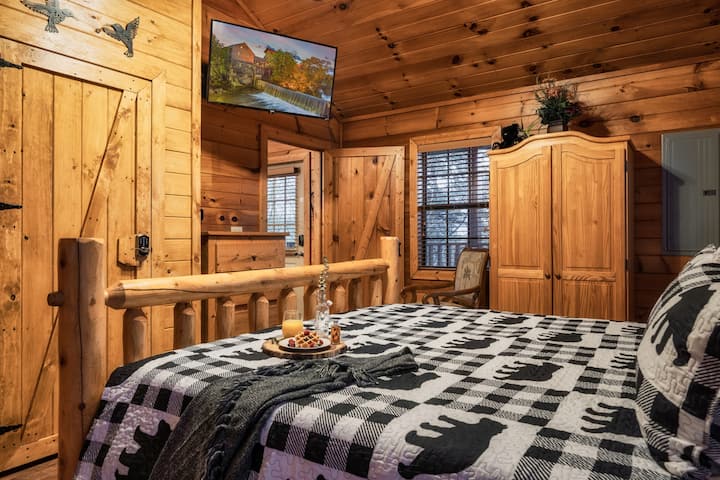 Watch your favorite TV show or Netflix movie before a good night's sleep on the king bed.