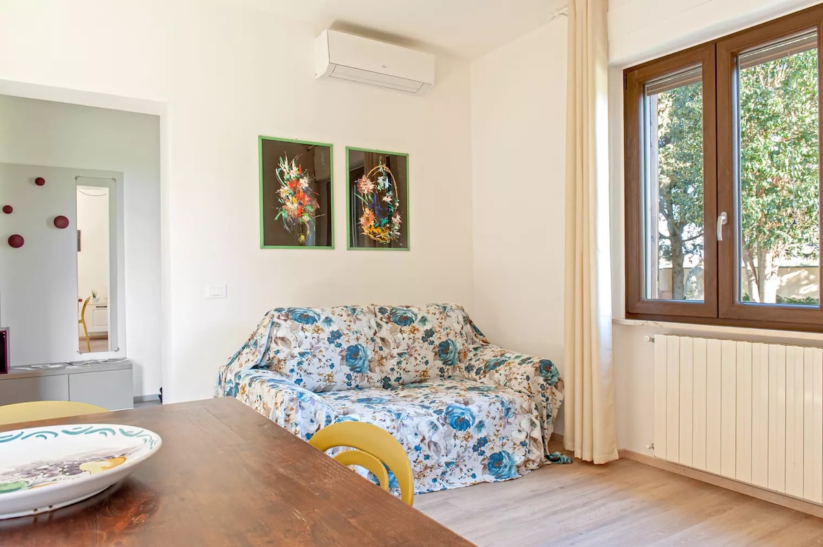Annuncio Airbnb popolare: Countryside apartment, pool and private parking a Pisa