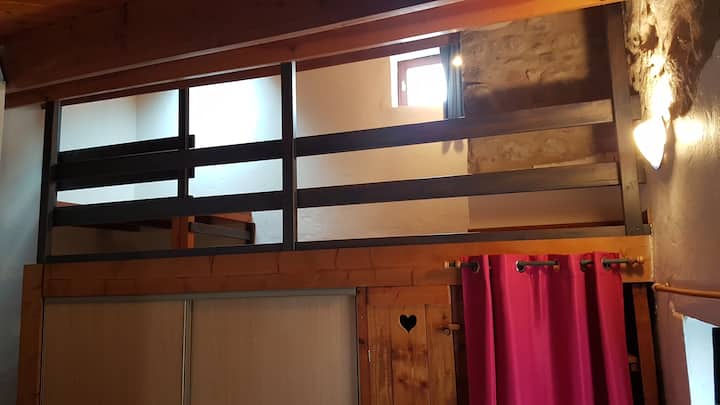 Deuxième couchage en mezzanine avec grande penderie et placards dessous