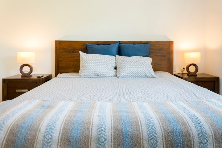 Master chumba cha kulala, pia na balcony binafsi na  ensuite bafuni, dari shabiki, AC, ofisi dawati