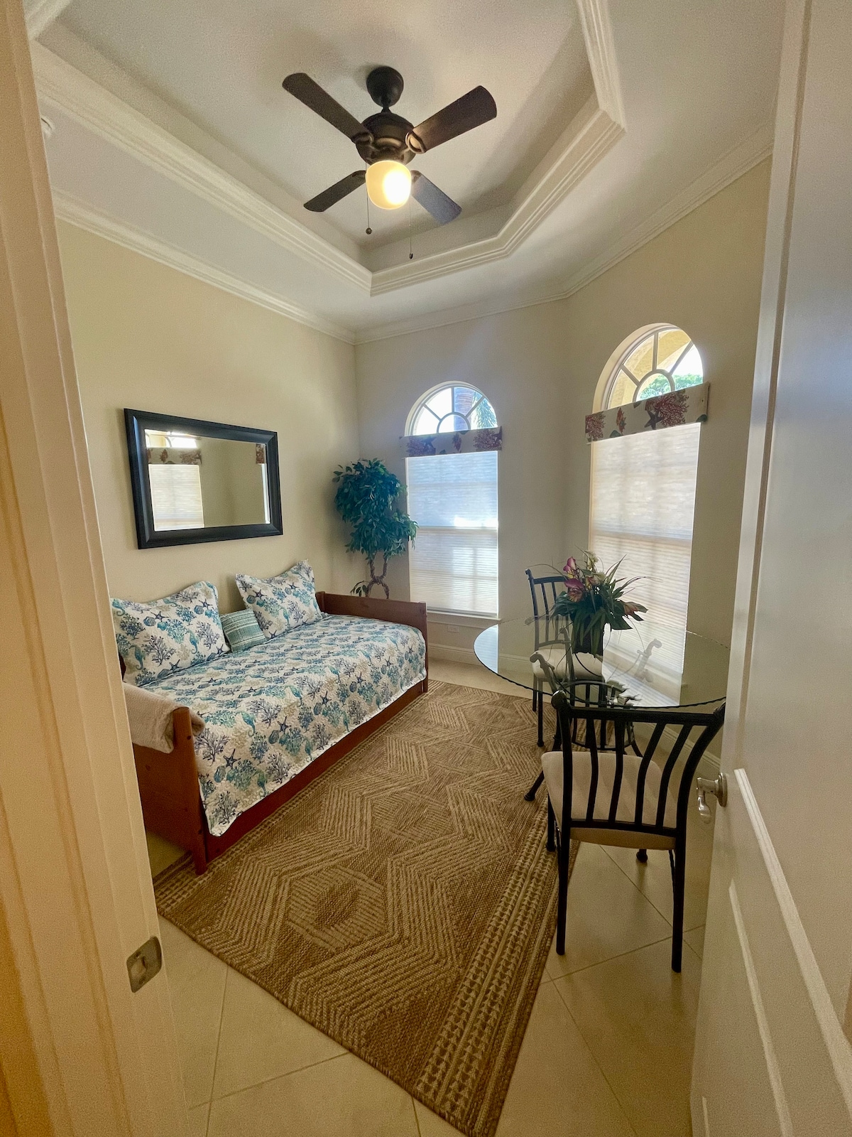 El solárium se puede utilizar como dormitorio, comedor y/u oficina. 