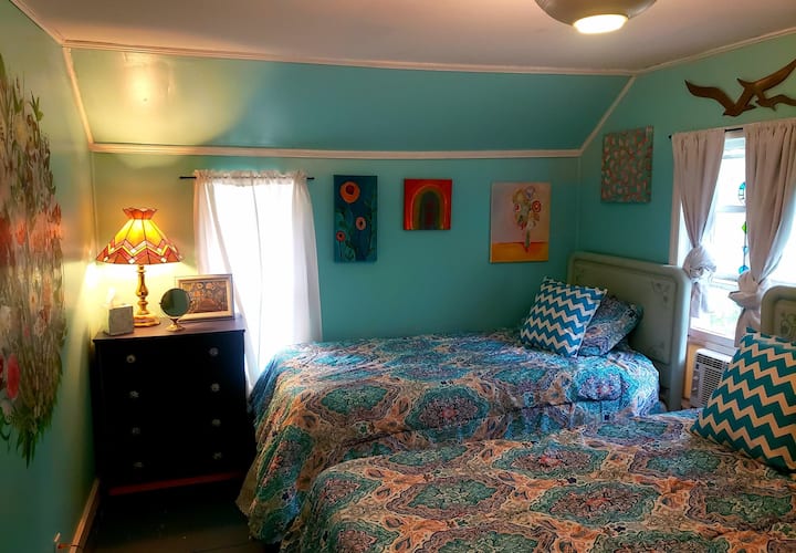 De pauwenkamer, met drie eenpersoonsbedden. Perfect voor kinderen om in te verblijven!