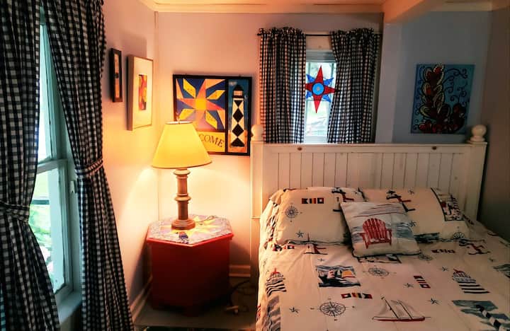 Beneden 'uitkijk' -kamer, thema door onze lokale vuurtoren!Dit is een queensize bed.