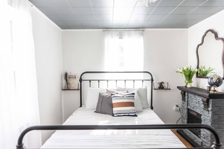 חדר שינה עם אח נעימה והרבה אור שמש טבעי.