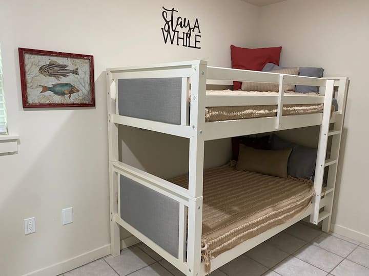 חדר שינה לאורחים עם מיטות קומתיים