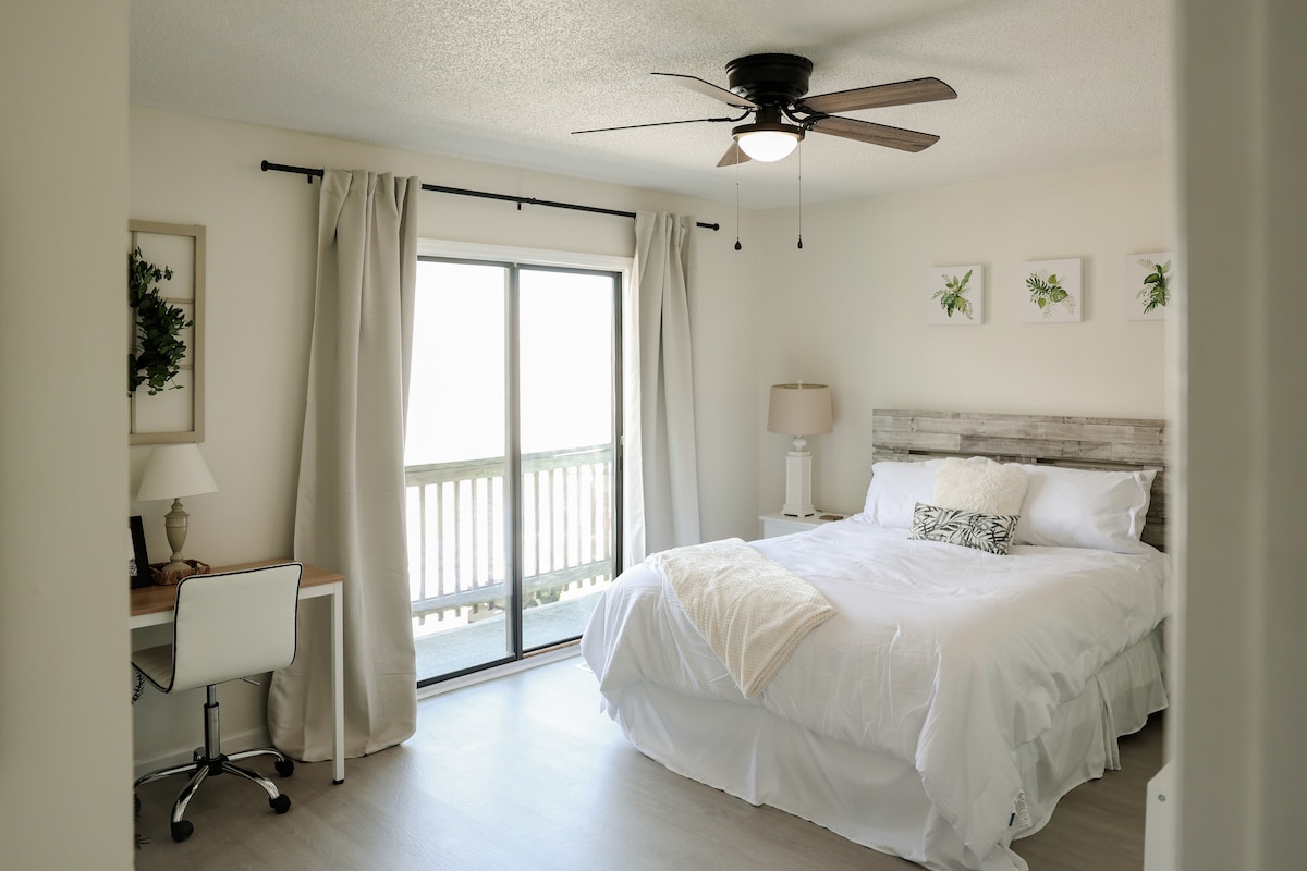 พื้นที่ทำงานในห้องนอนใหญ่พร้อมอินเทอร์เน็ตความเร็วสูง 400 เมกะบิตต่อวินาที