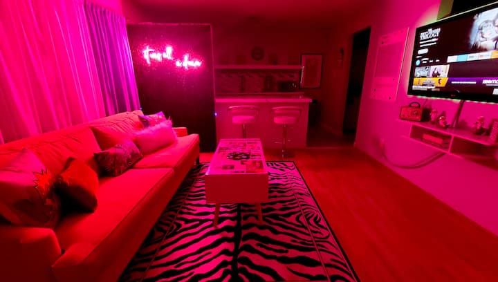 Kthehu prapa dhe rrethoje veten me drita arti dhe neoni në dhomën tonë të ndenjjes me stil retro. Sill në jetë mediat e tua sociale me opsionet e shumta të fotografive në këtë dhomë.