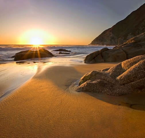 Walk to Beach – 6 bedrooms – 4 bathrooms- Fits 14