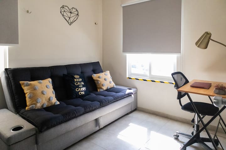 Sofacama （舒适） ，除了工作区和附近。