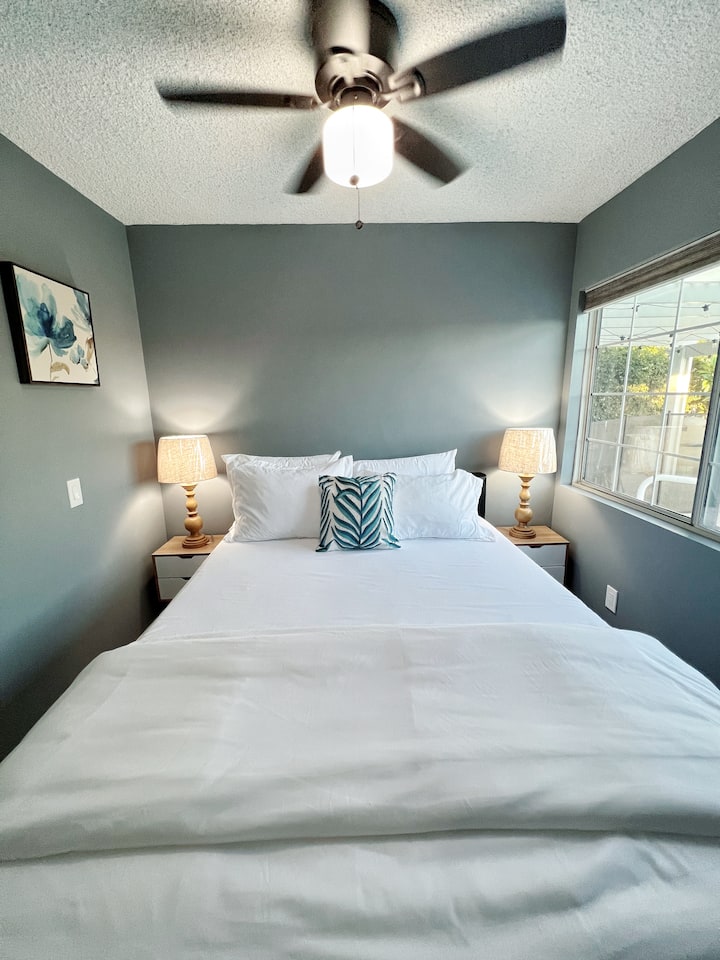 Bedroom 2, with 1 queen bed