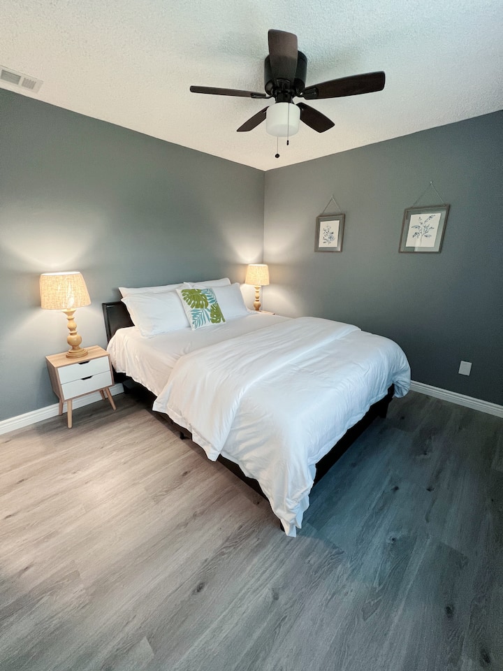 Bedroom 4, with 1 queen bed