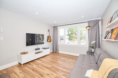 Top Airbnb: Newly Renovated in the Heart of Niagara, Condo 2 in Thorold