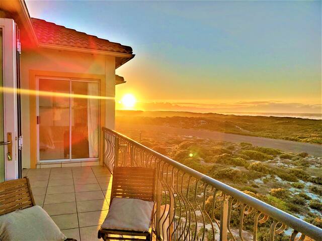 Sea view, very near beach, secure parking, heating gallery image 3