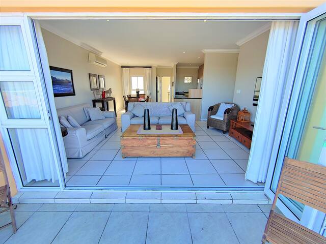 Sea view, very near beach, secure parking, heating gallery image 2