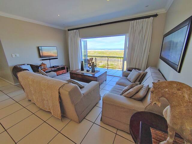 Sea view, very near beach, secure parking, heating gallery image 5