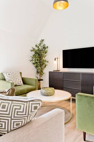 Newly Reno’d 2 Bed w/ Free Private Parking gallery image 5