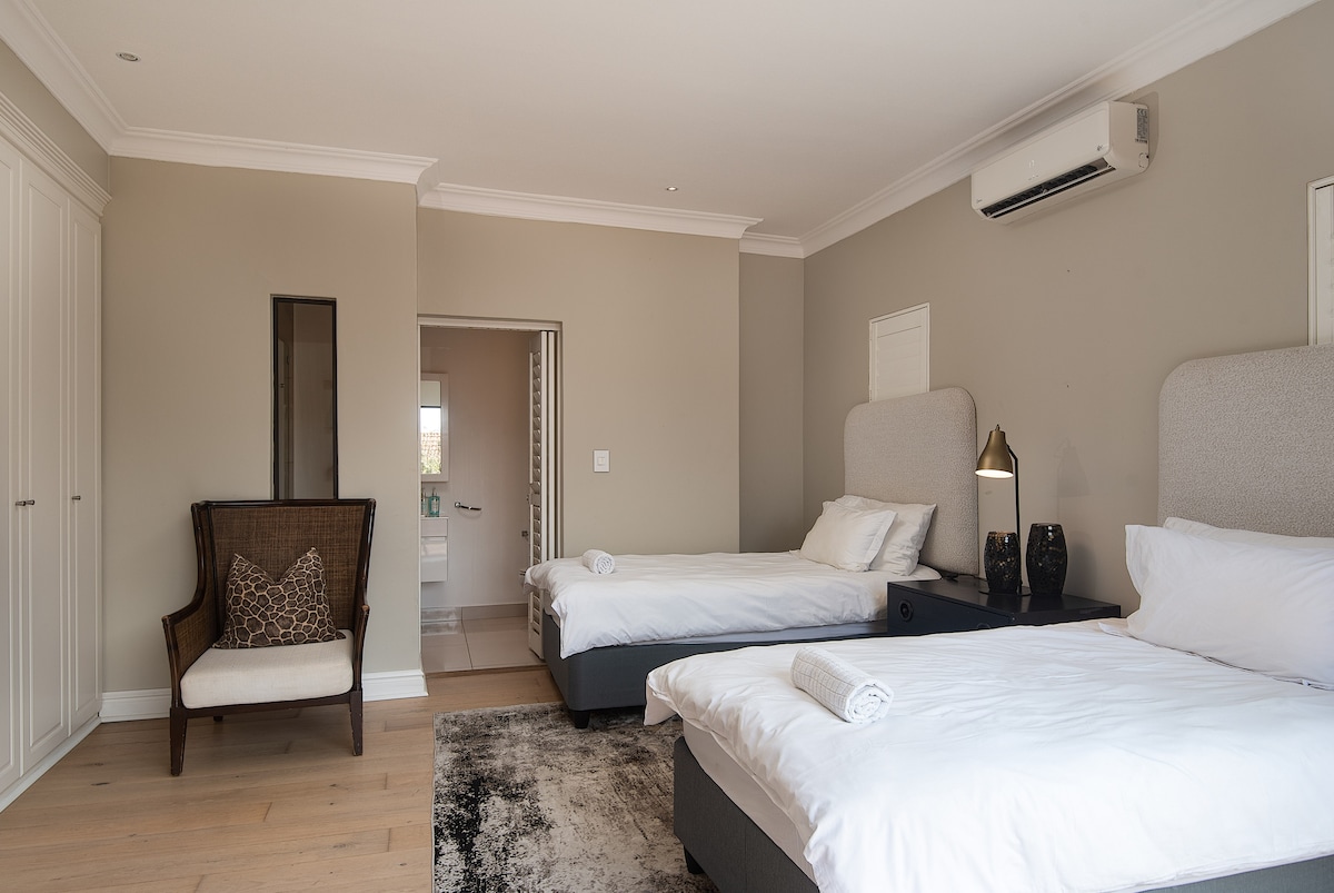 Piata spálňa s vlastnou kúpeľňou.