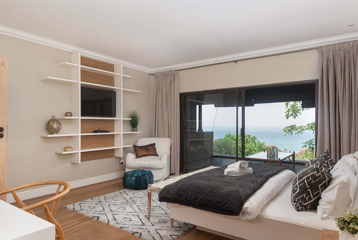 Hlavná spálňa s vlastnou terasou s výhľadom na more a vlastnú kúpeľňu.