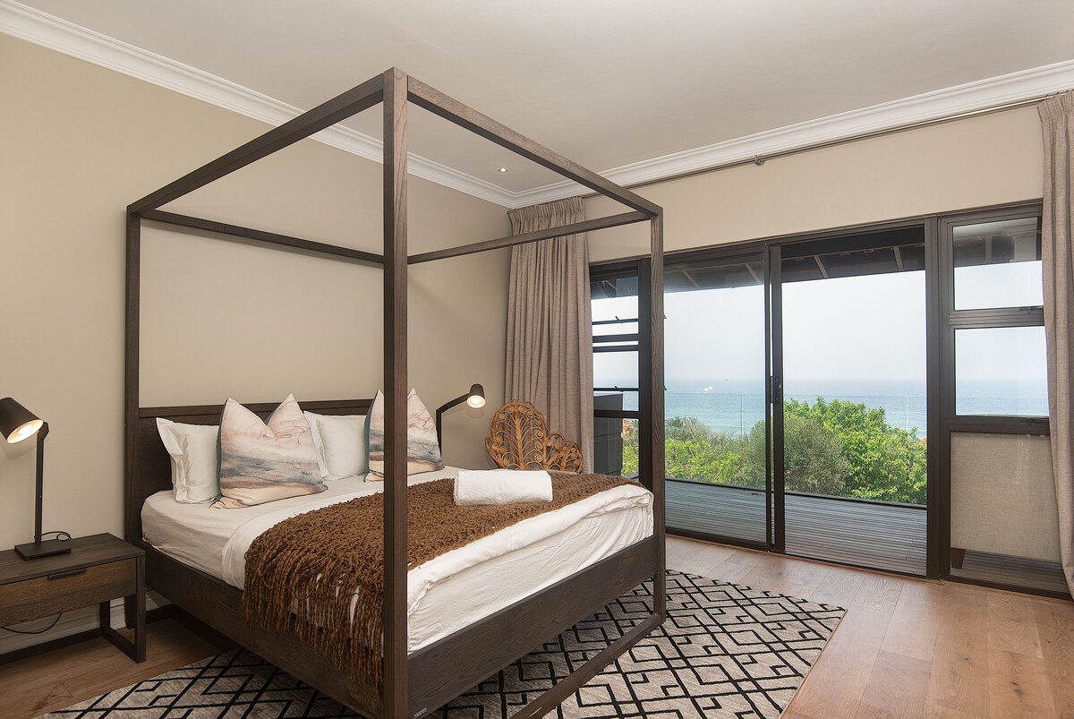 Druhá spálňa s výhľadom na more a vlastnou kúpeľňou.