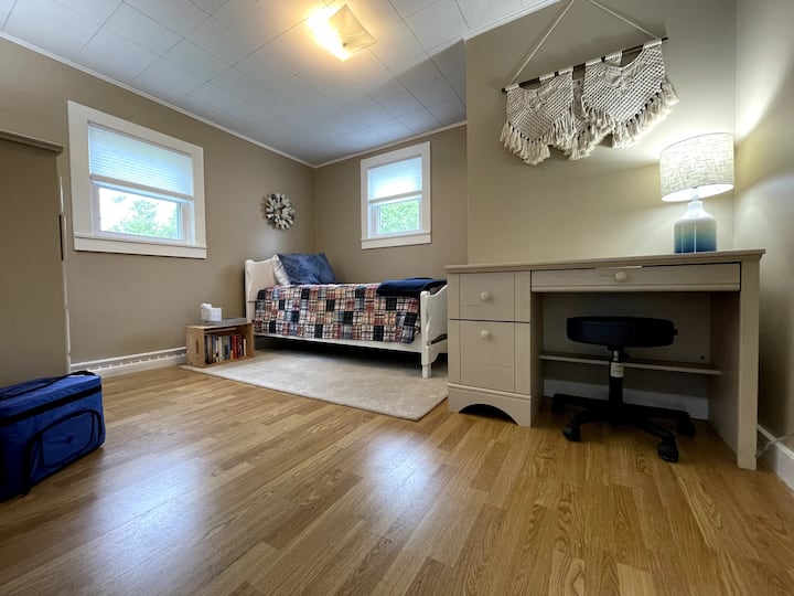 Un lit jumeau confortable niché dans un recoin au bord du ruisseau : endormez-vous au son du ruisseau et réveillez-vous avec le chant des oiseaux. Notre bureau dispose d'un mini-apparice si vous devez vous occuper des affaires.