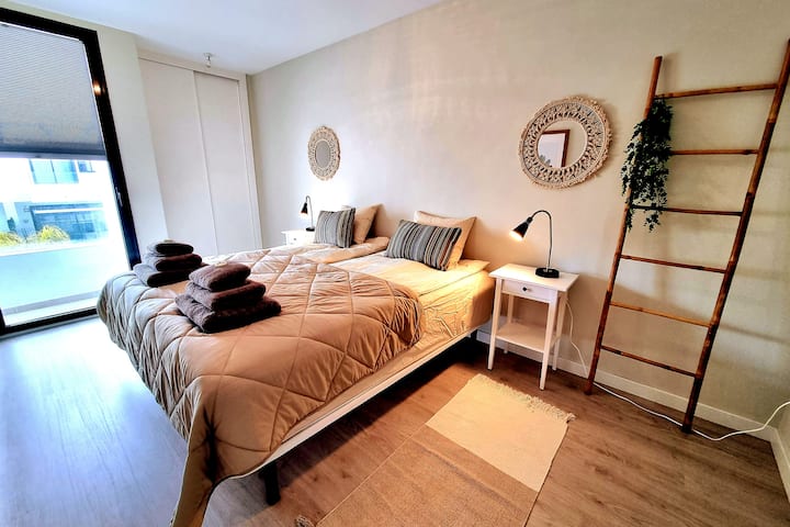 בכל חדר שינה יש מיטות יחיד שניתן לחבר למיטות זוגיות. יש מלתחה צמודה בכל חדרי השינה.