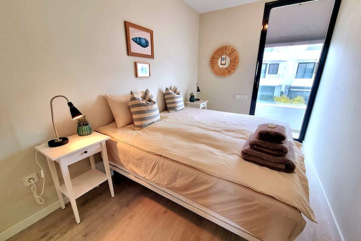 יש גישה למרפסות מכל חדרי השינה.