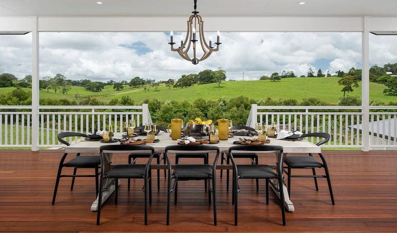 The Easton. Maleny Hinterland Retreat