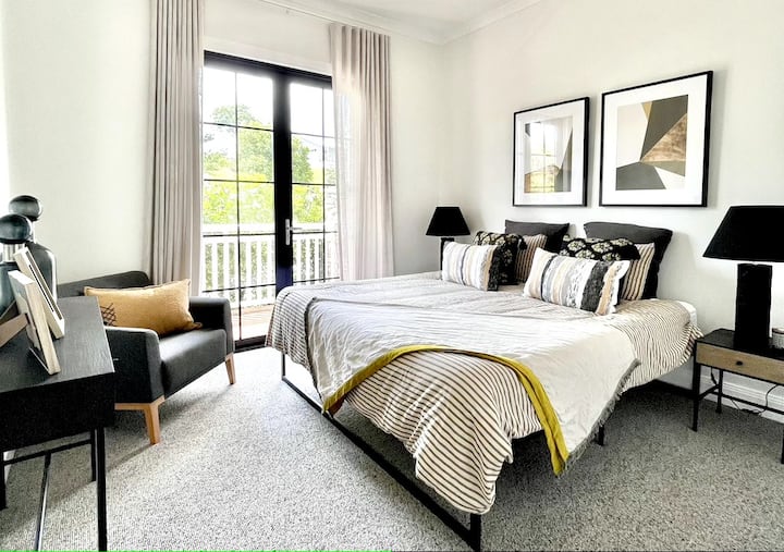 Chumba cha kulala cha wageni 3. Kitanda cha mfalme na milango ya Kifaransa ya roshani ya bustani. Imejengwa katika WARDROBE kwa ukaaji wa muda mrefu. Zoned, ducted kudhibiti hali ya hewa. 100% Kifaransa kiten.