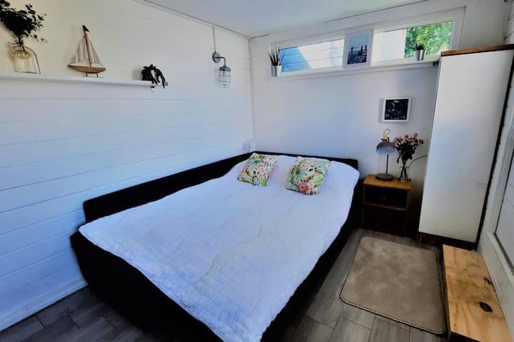 Grand canapé-lit double, avec un surmatelas en mousse à mémoire de forme pour plus de confort.