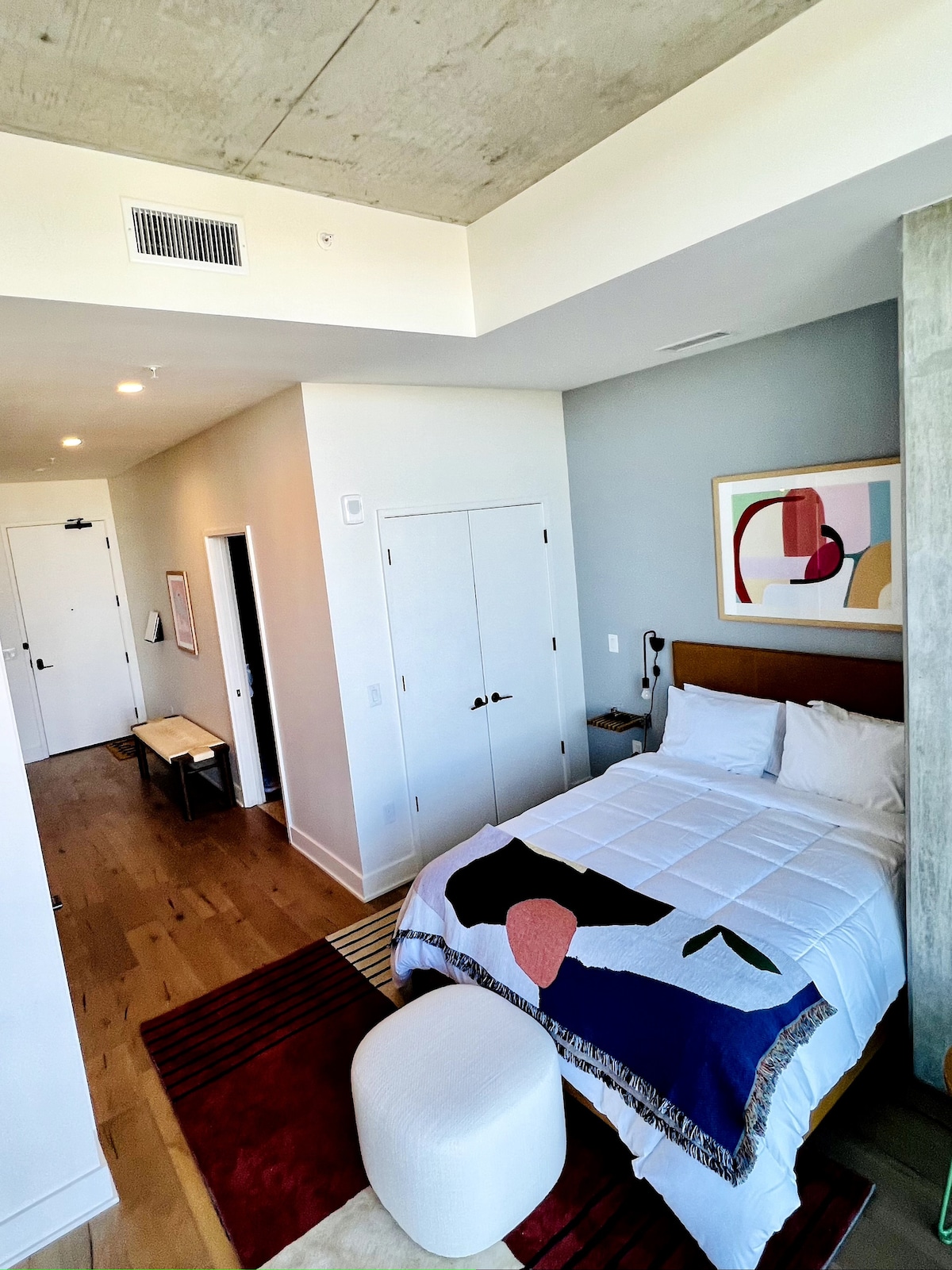 Lovely Condo-Rooftop pool, steps from Rainey St