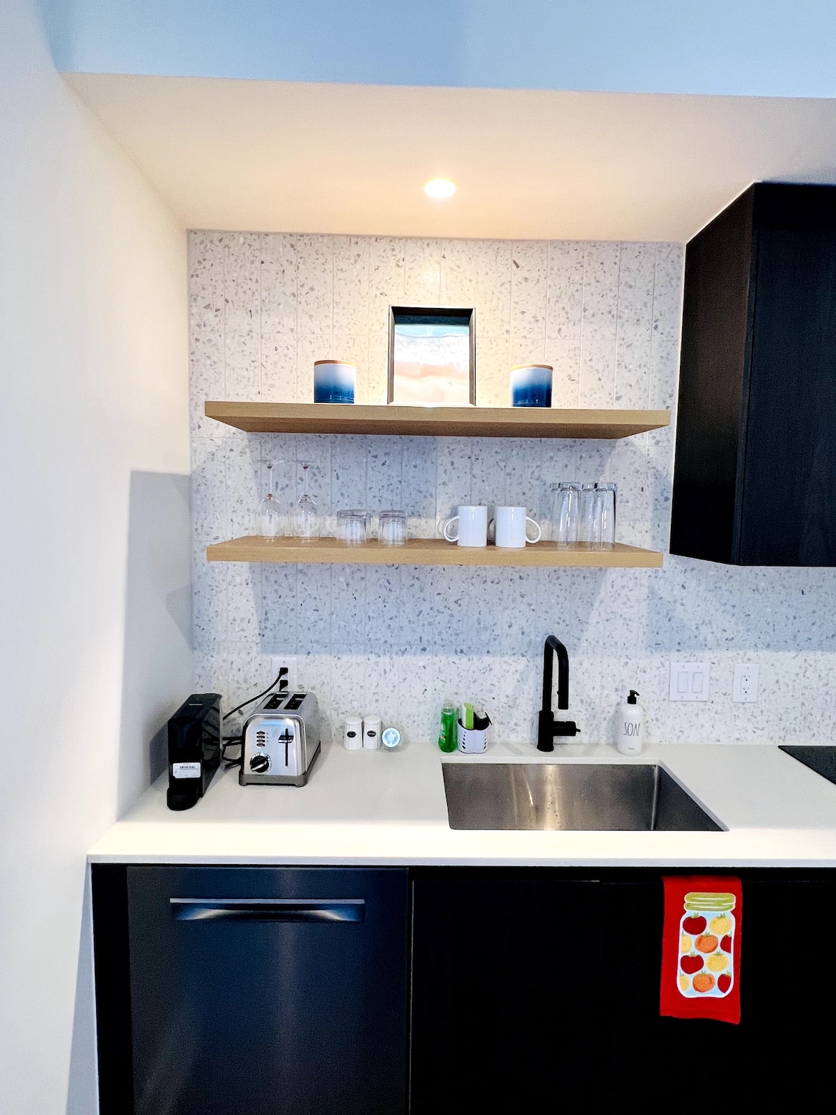 Lovely Condo-Rooftop pool, steps from Rainey St