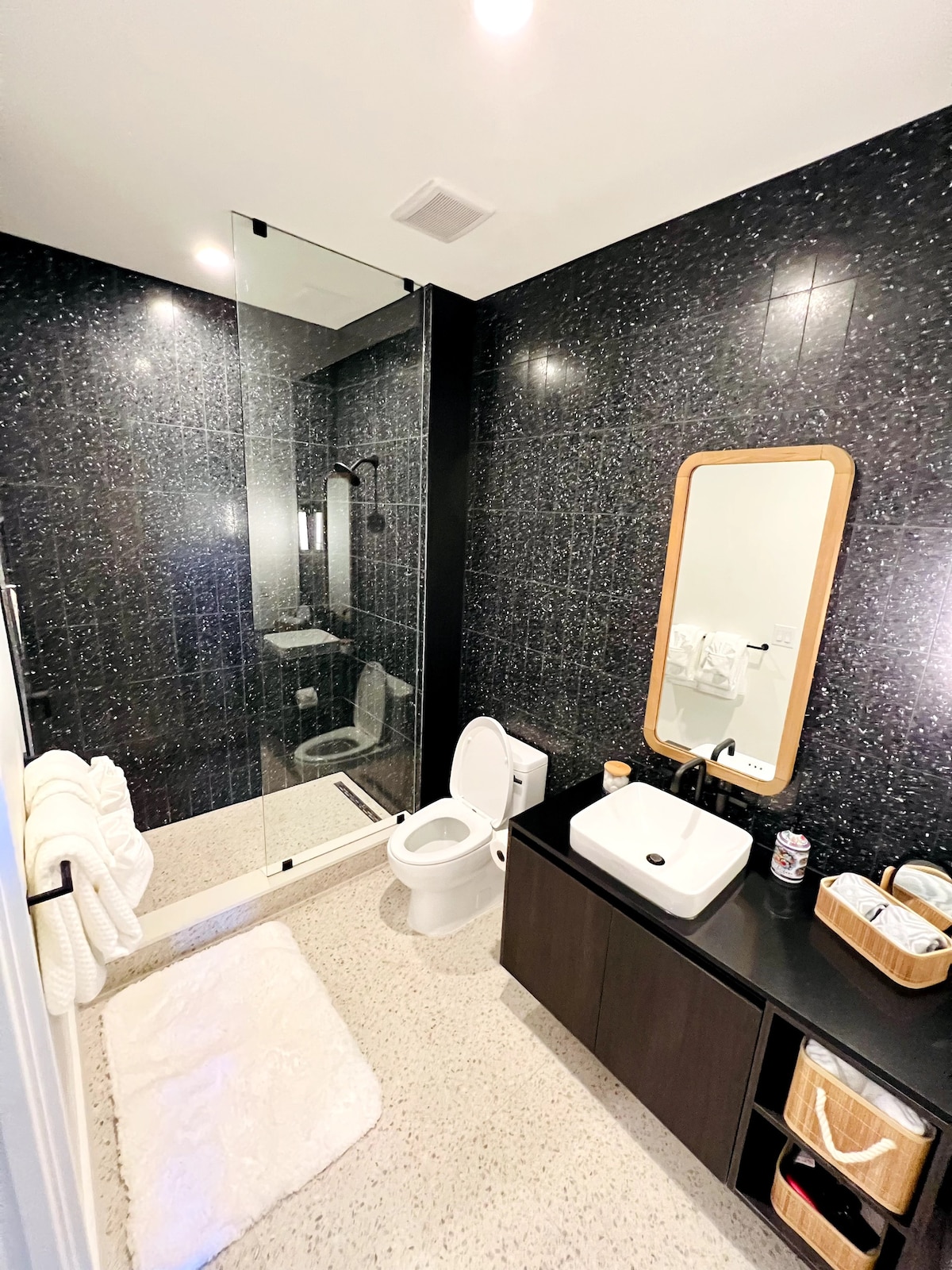 Lovely Condo-Rooftop pool, steps from Rainey St