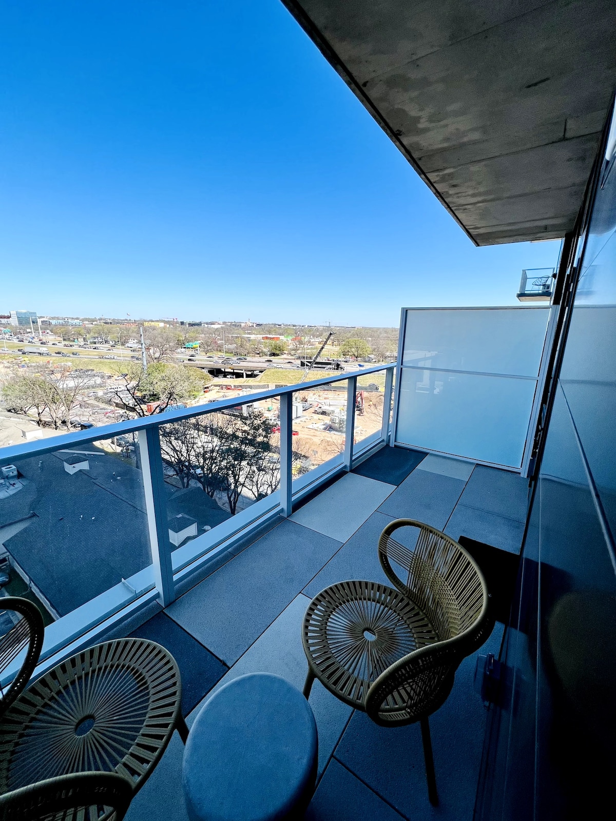 Lovely Condo-Rooftop pool, steps from Rainey St