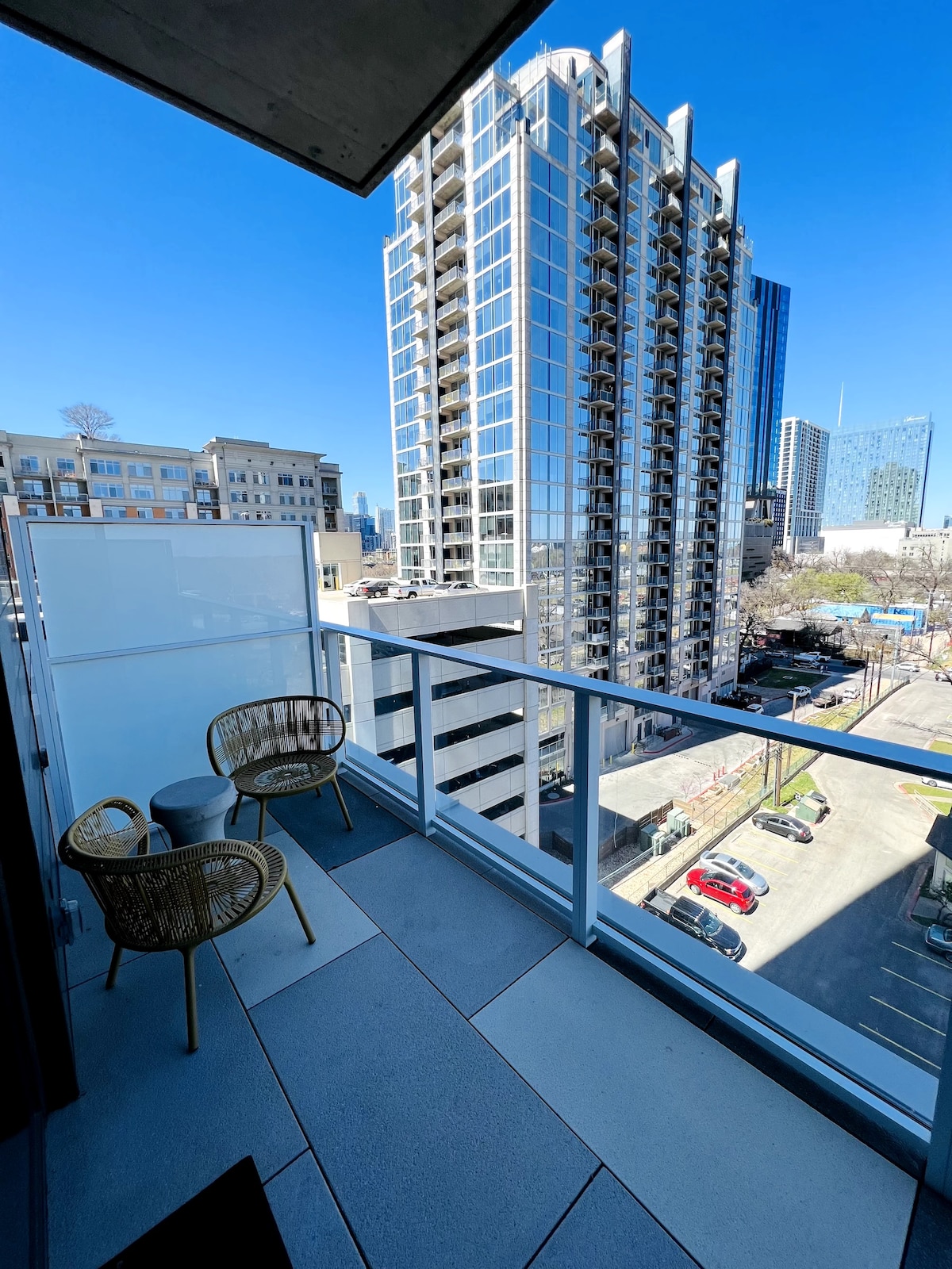 Lovely Condo-Rooftop pool, steps from Rainey St