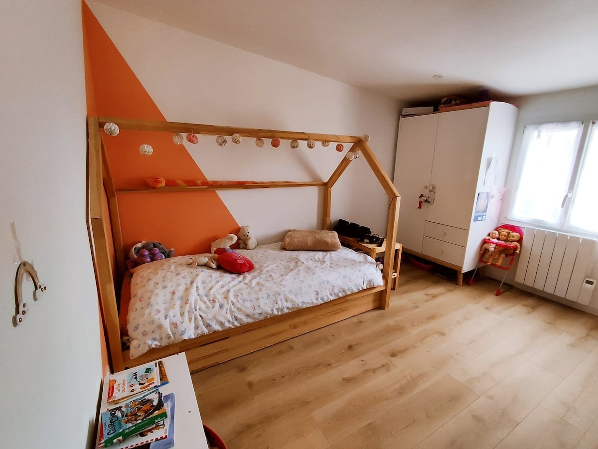 غرفة الأطفال في الطابق العلوي