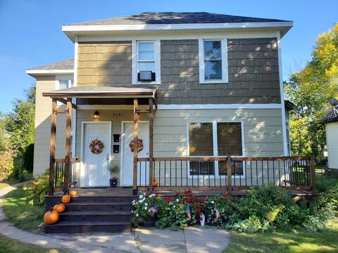 Lovely 2nd floor apartment & patio, walk downtown