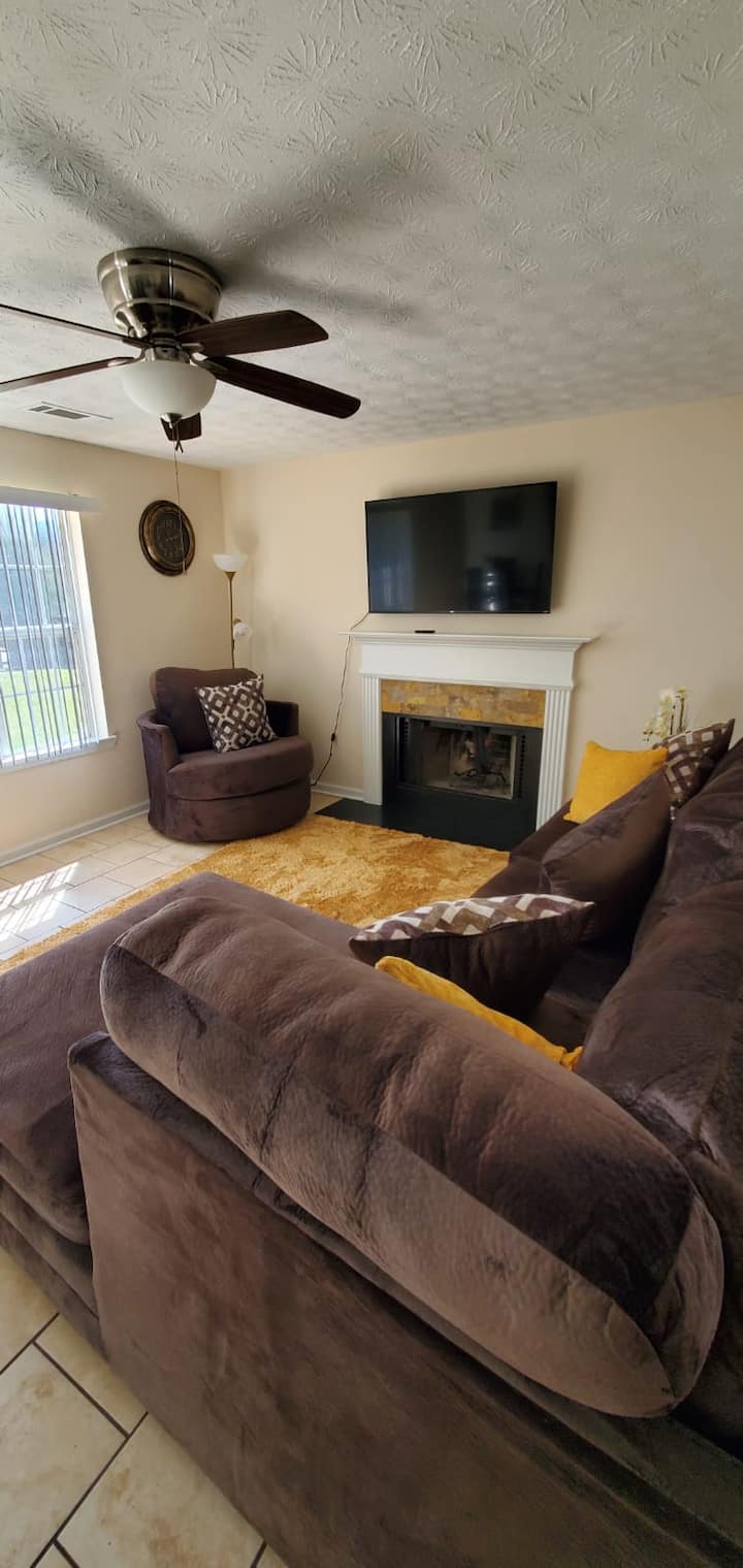 Cozy Family Home - 3 Bedroom, 1 1/2 Bathroom - Conyers, GA