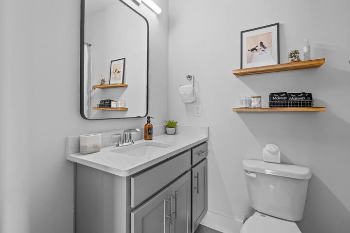 Spacious Group Getaway: Rooftop Deck & Hot Tub! gallery image 5