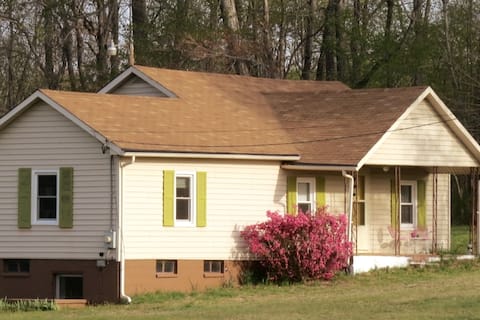 Blue Ridge Unplugged. Tranquil 2 BR Country Home.