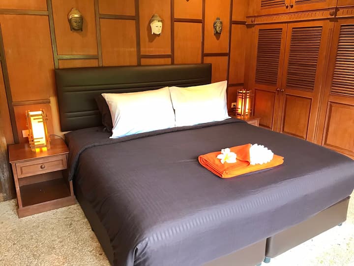 غرفة النوم الرئيسية في الجزء الخلفي من المنزل وهي هادئة جدًا. تم شراء السرير والفراش جديدين تمامًا في أبريل 2022. يوجد حمام داخلي مع حمام /دش وخزانة كبيرة مدمجة. هنا لديك أيضًا خزنة تحت تصرفك.